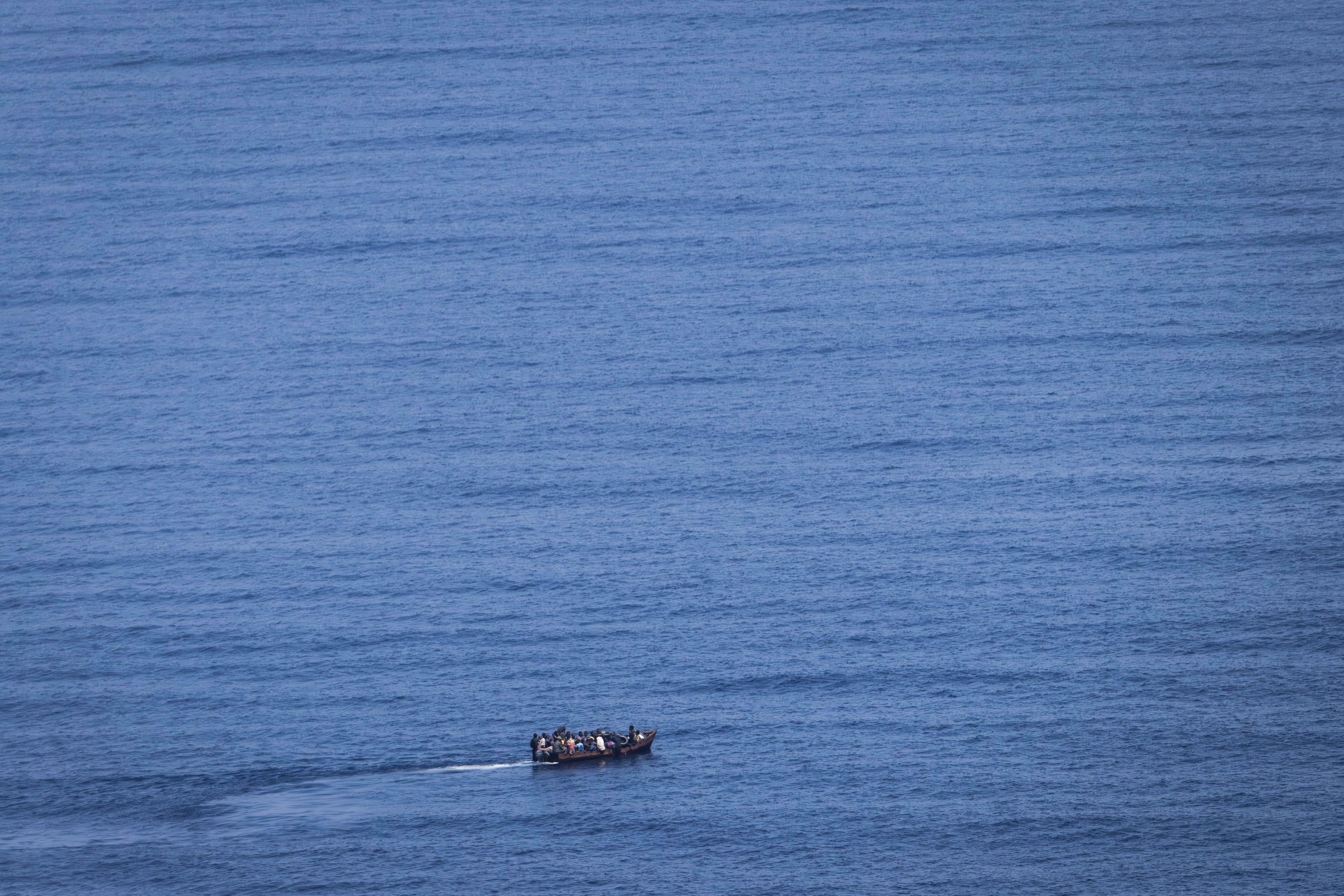 Migrantes intentan cruzar el Mediterráneo (Photo by Oliver Weiken/picture alliance via Getty Images)