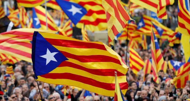 Cientos de personas han acudido este domingo a una manifestación en apoyo de los políticos independentistas investigados por la justicia.