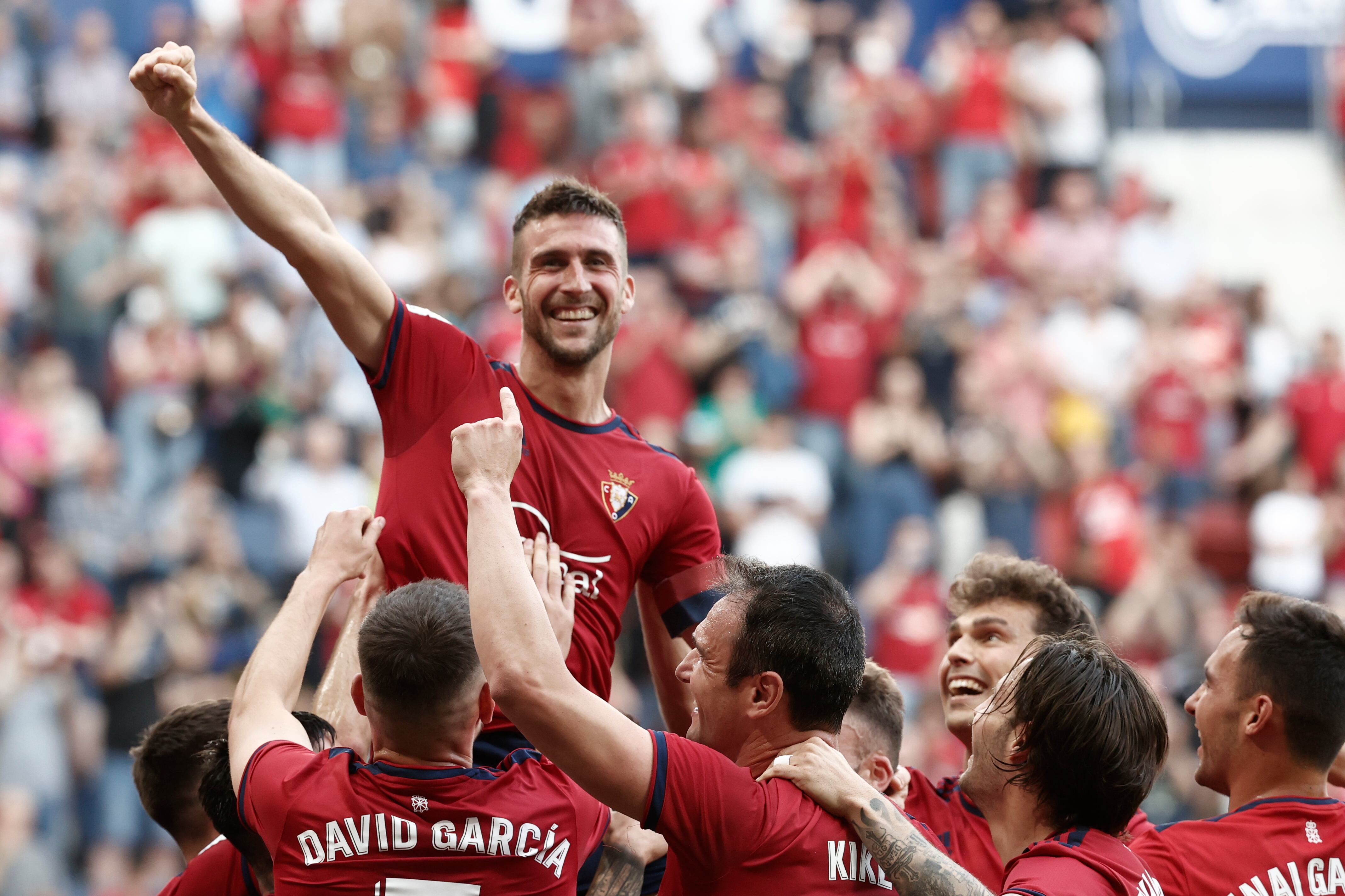 El capitán de Osasuna Oier Sanjurjo celebra con sus compañeros su gol ante el Getafe en el estadio de El Sadar en Pamplona