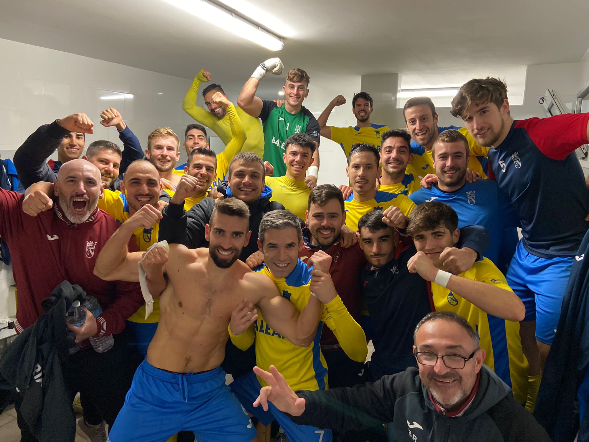 Jugadores del Dénia celebrando la victoria en La Font.