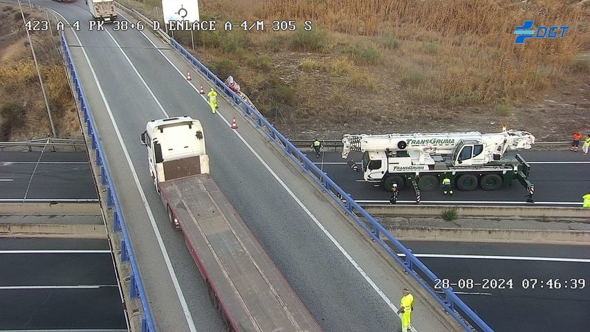 Accidente de un camión de obras públicas contra un puente en la Autovía A-4, a la altura de Seseña (Toledo)