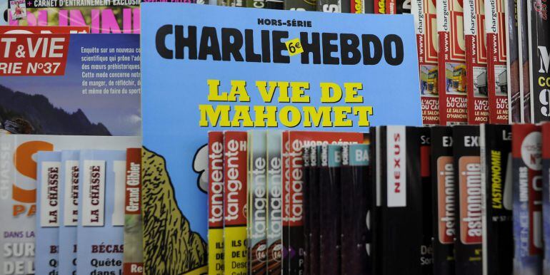 Imagen de archivo fechada el 2 de enero de 2013 que muestra una edición especial del periódico satírico francés &#039;Charlie Hebdo&#039; en París (Francia).