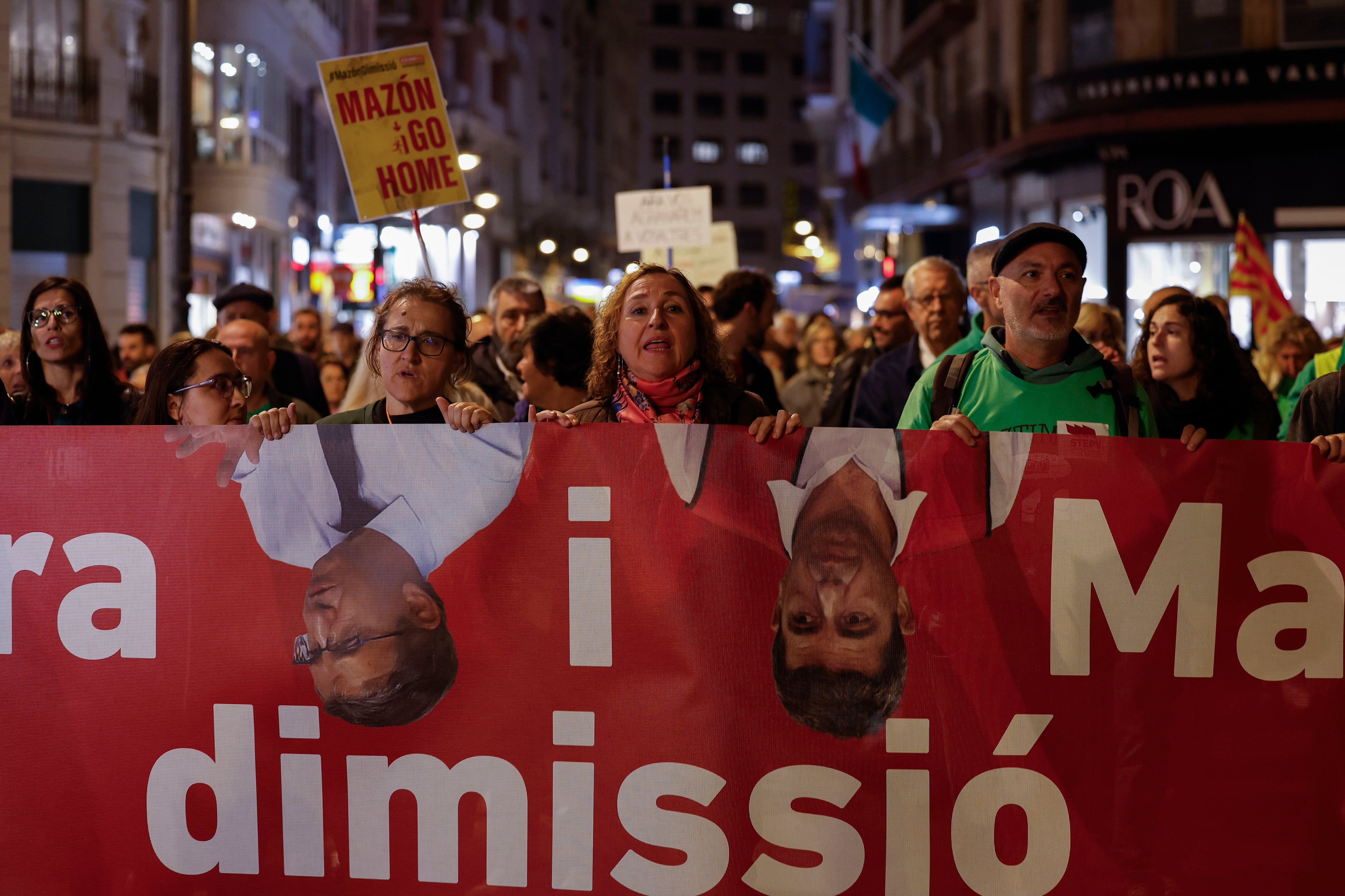 VALENCIA, 23/11/2024.- Un momento de la manifestación que se ha celebrado hoy sábado en Valencia pidiendo la dimisión del presidente de la Generalitat Valenciana, Carlos Mazón. EFE / Villar López.
