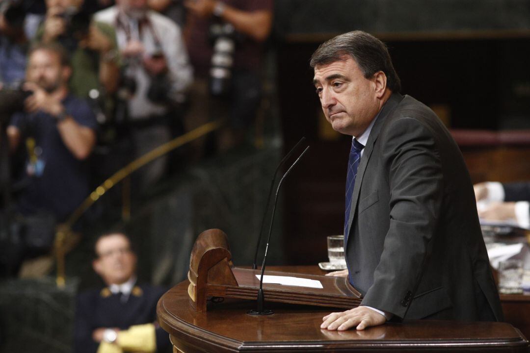 El portavoz del PNV en el Congreso de los Diputados, Aitor Esteban, durante su discurso previo a la segunda votación para la investidura del candidato socialista a la Presidencia del Gobierno.