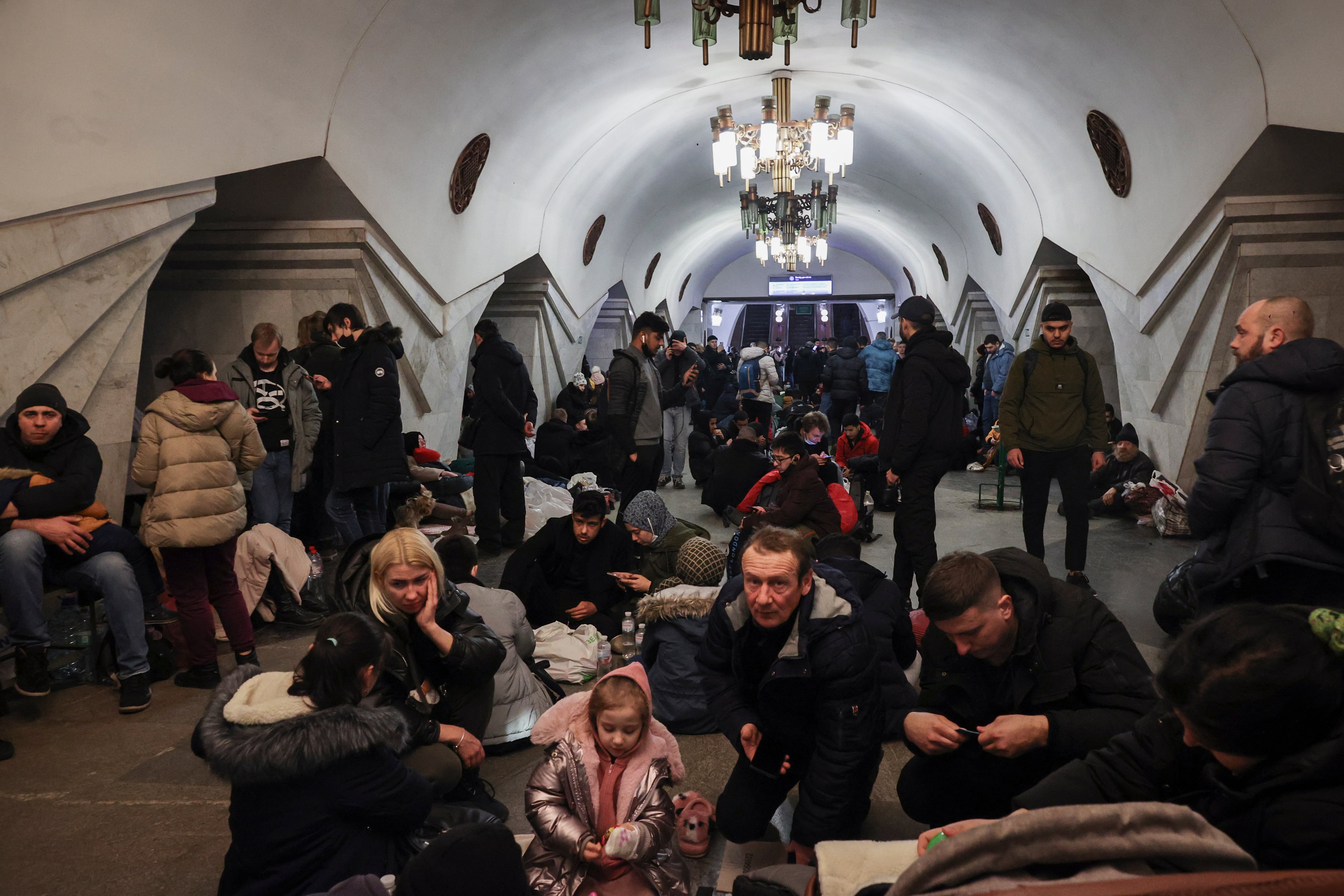 Civiles ucranianos se refugian de las bombas rusas en Kiev