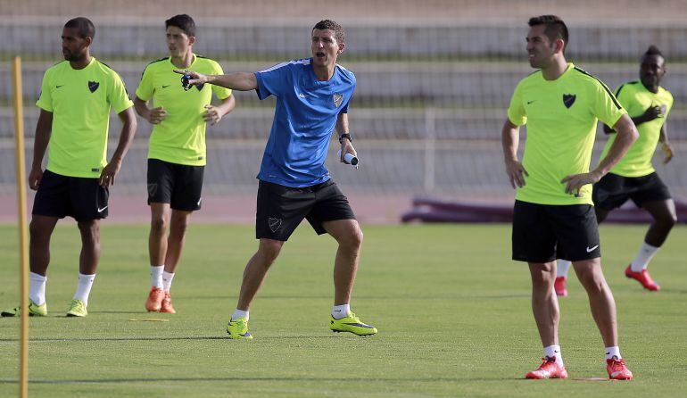 Javi Gracia da órdenes a los suyos en uno de los entrenamientos
