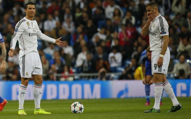 Cristiano Ronaldo y Benzema, durante el partido del Madrid ante el Schalke.