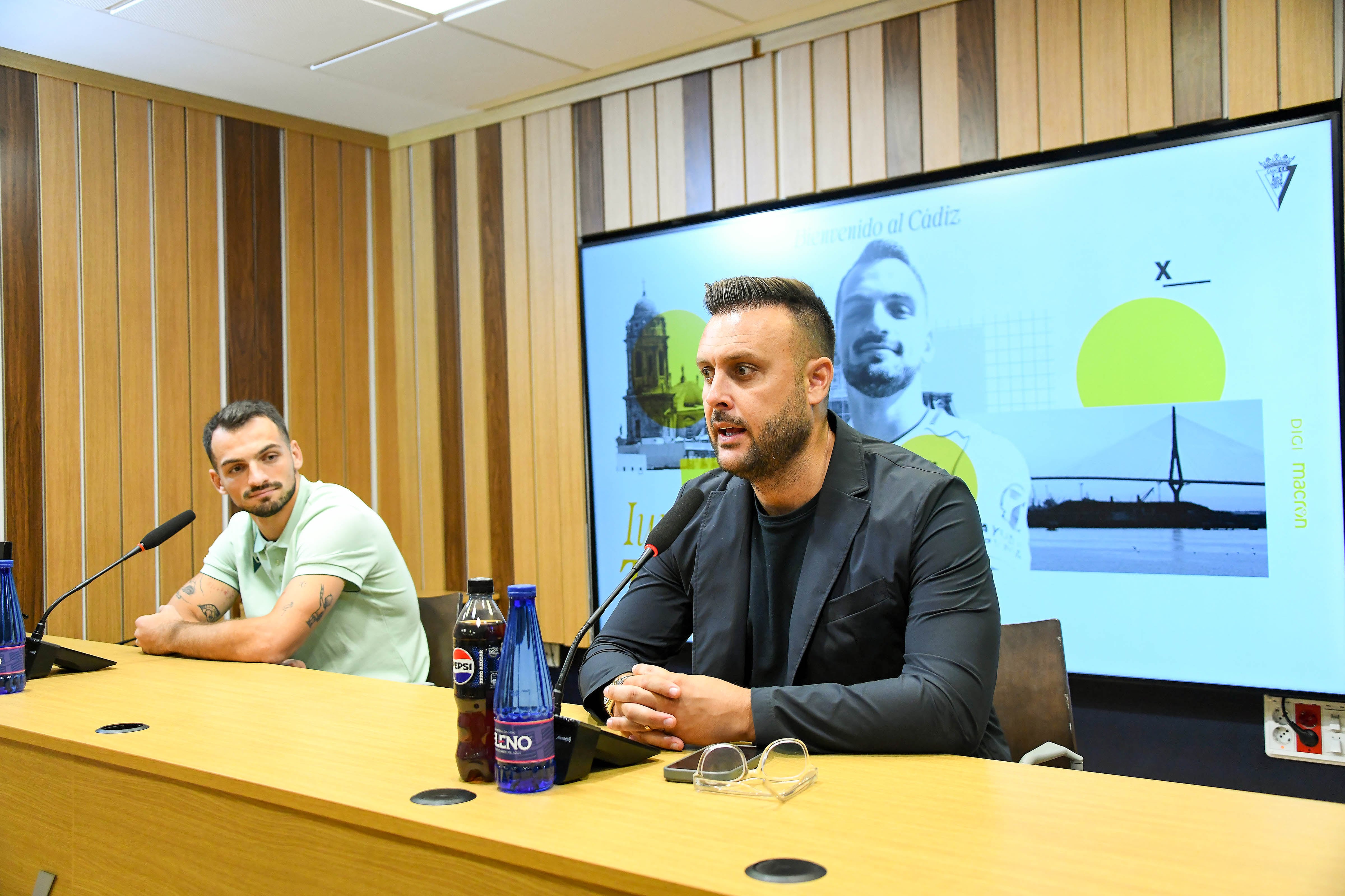 Juan Cala junto a Iuri Tabatadze en la rueda de prensa de presentación del futbolista georgiano en la sala de prensa del Nuevo Mirandilla.