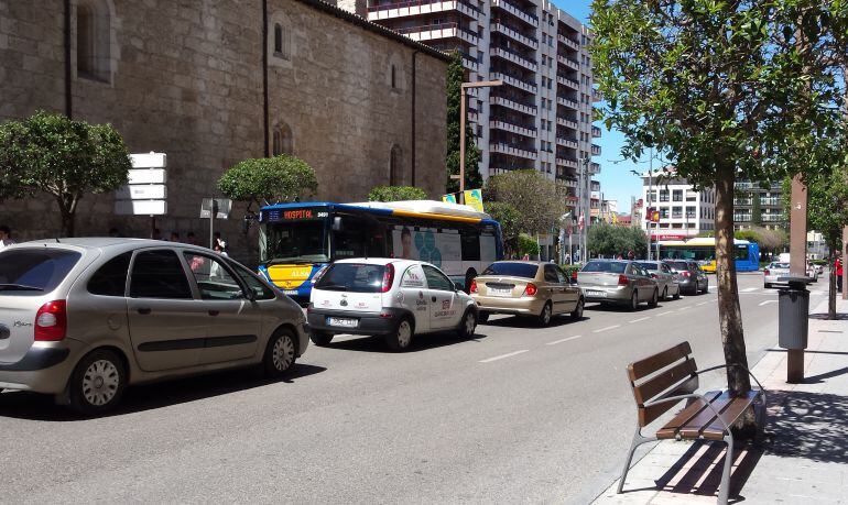 Parada de Autobuses junto a la Plaza de Santo Domingo, objeto de la discordia