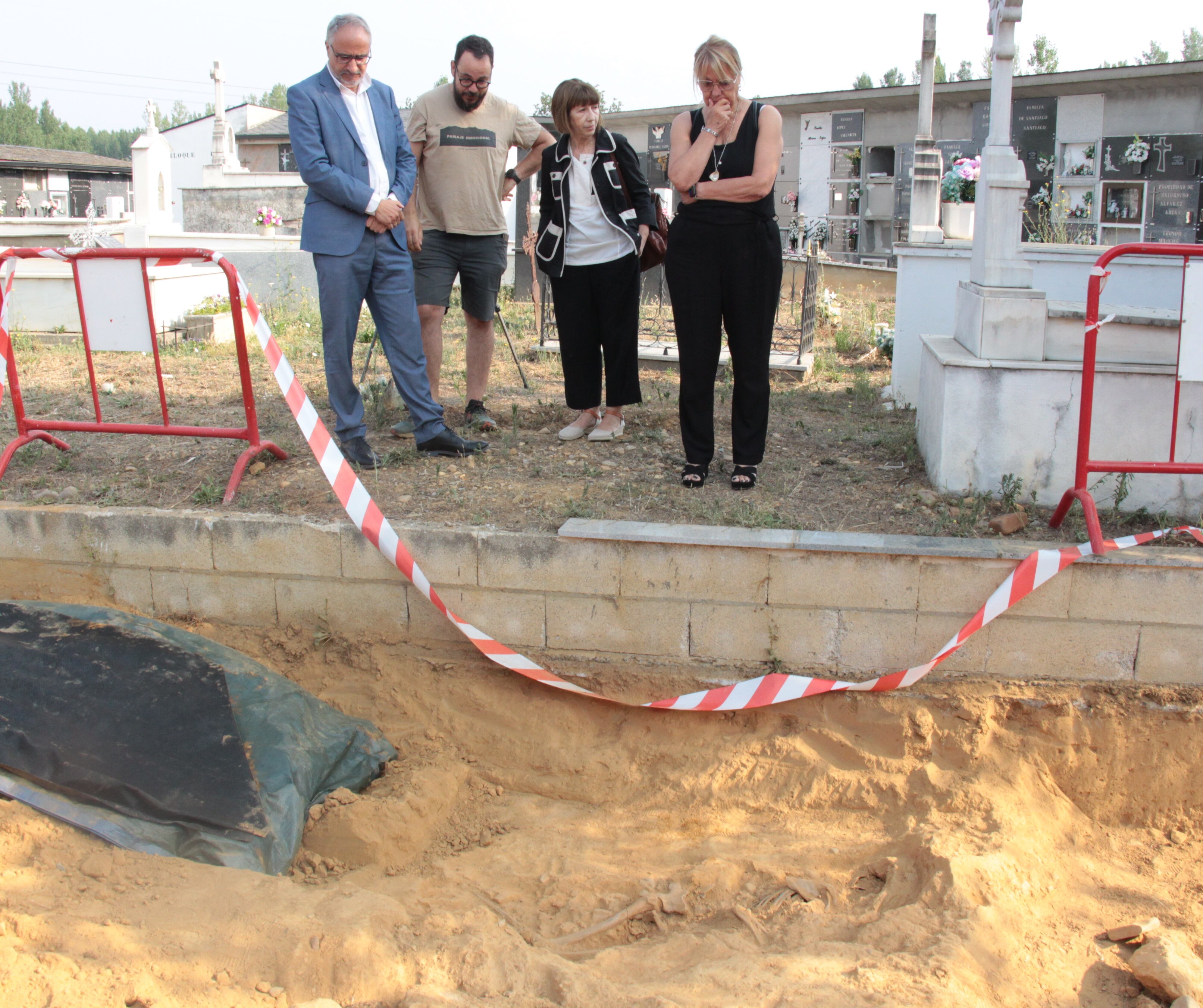 El alcalde, Olegario Ramón, las concejalas Mabel Fernández y Carmen Doel y el coordinador de los trabajos, Alejandro Rodríguez en la exhumación de la fosa del cementerio de Fuentesnuevas