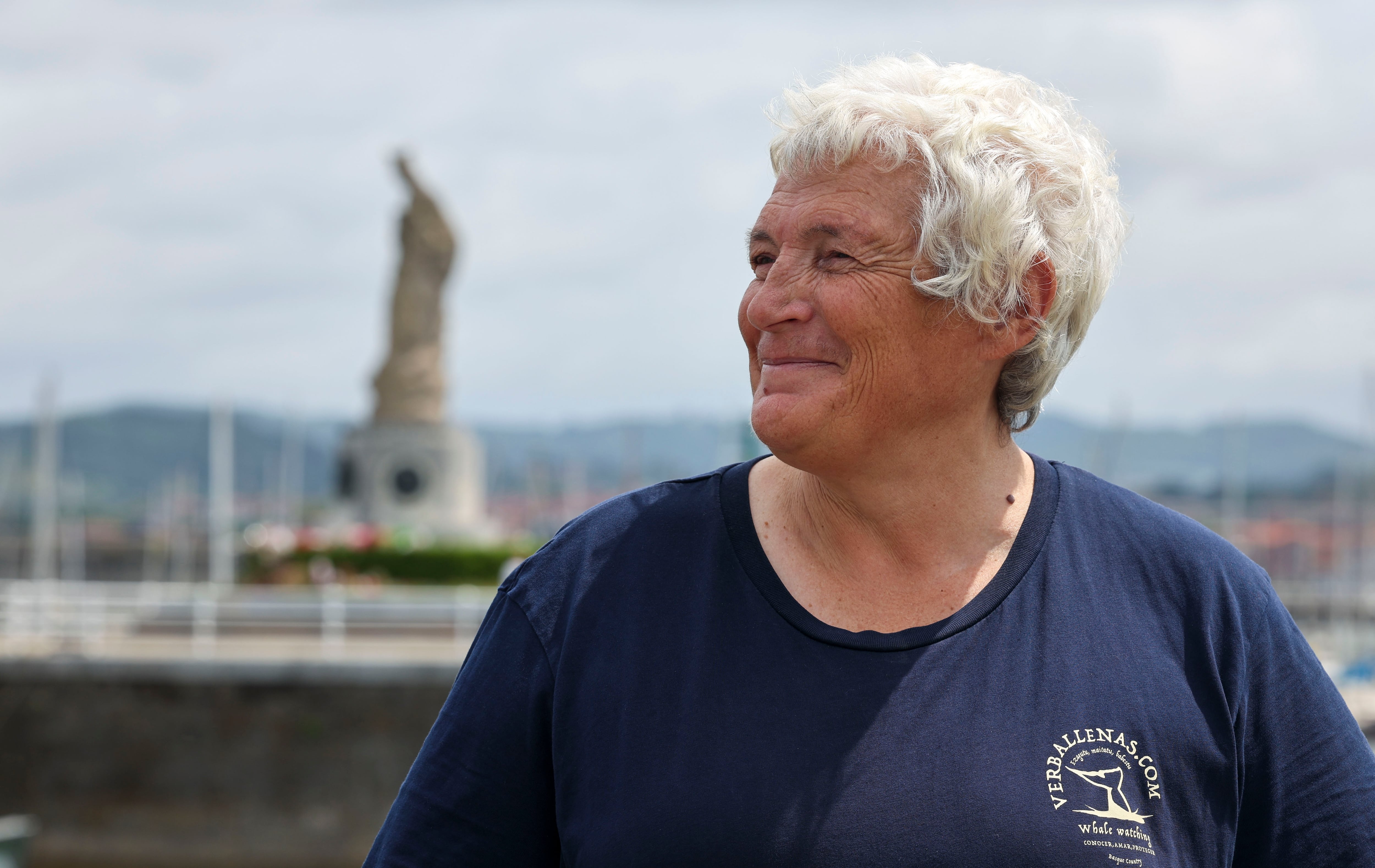 GRAFCAV844. SANTURTZI (BIZKAIA), 23/07/2025.-El naturalista responsable de Verballenas, Gorka Ocio, en la imagen, donde explicó a EFE que "las orcas se acercan a las embarcaciones, las empujan y las golpean esperando en ellas una reacción, como un juego, como cuando un gato trata de cazar un ratón". Estos días un grupo de orcas ha tenido varias "interacciones" con veleros frente a la costa vasca y, en concreto, golpearon y podrían haber roto el timón de una embarcación dos millas al norte de la localidad guipuzcoana de Deba y de otra frente a Cabo Villano, en Bizkaia. EFE/Luis Tejido