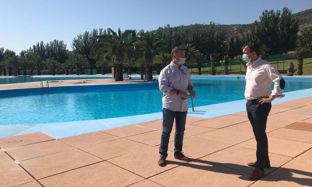 El edil jiennense Carlos Alberca explica al alcalde de Jaén, Julio Millán, los trabajos desarrollados en la Piscina de Las Fuentezuelas