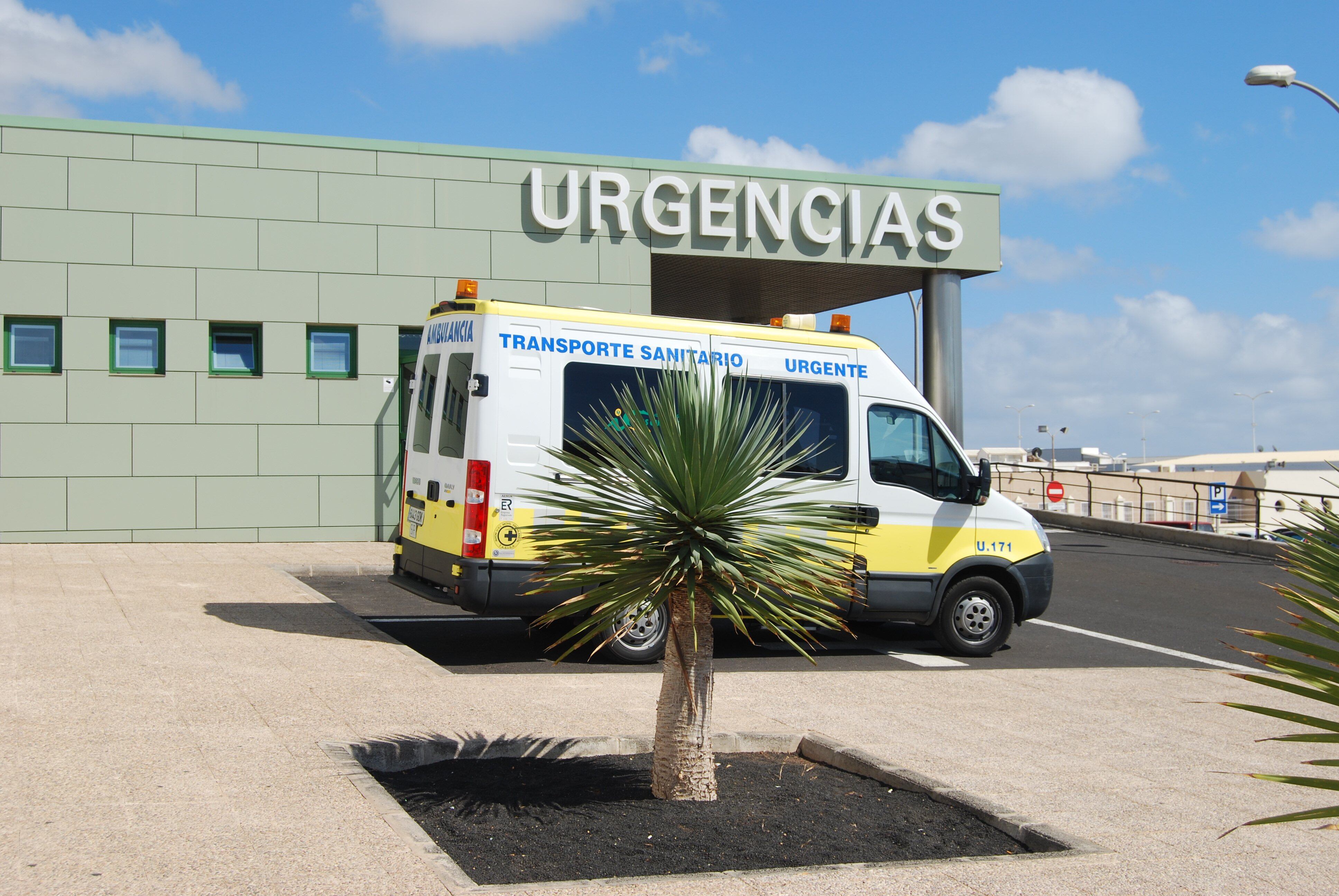 Ambulancia en la zona de Urgencias del Hospital Universitario Doctor José Molina Orosa de Arrecife.