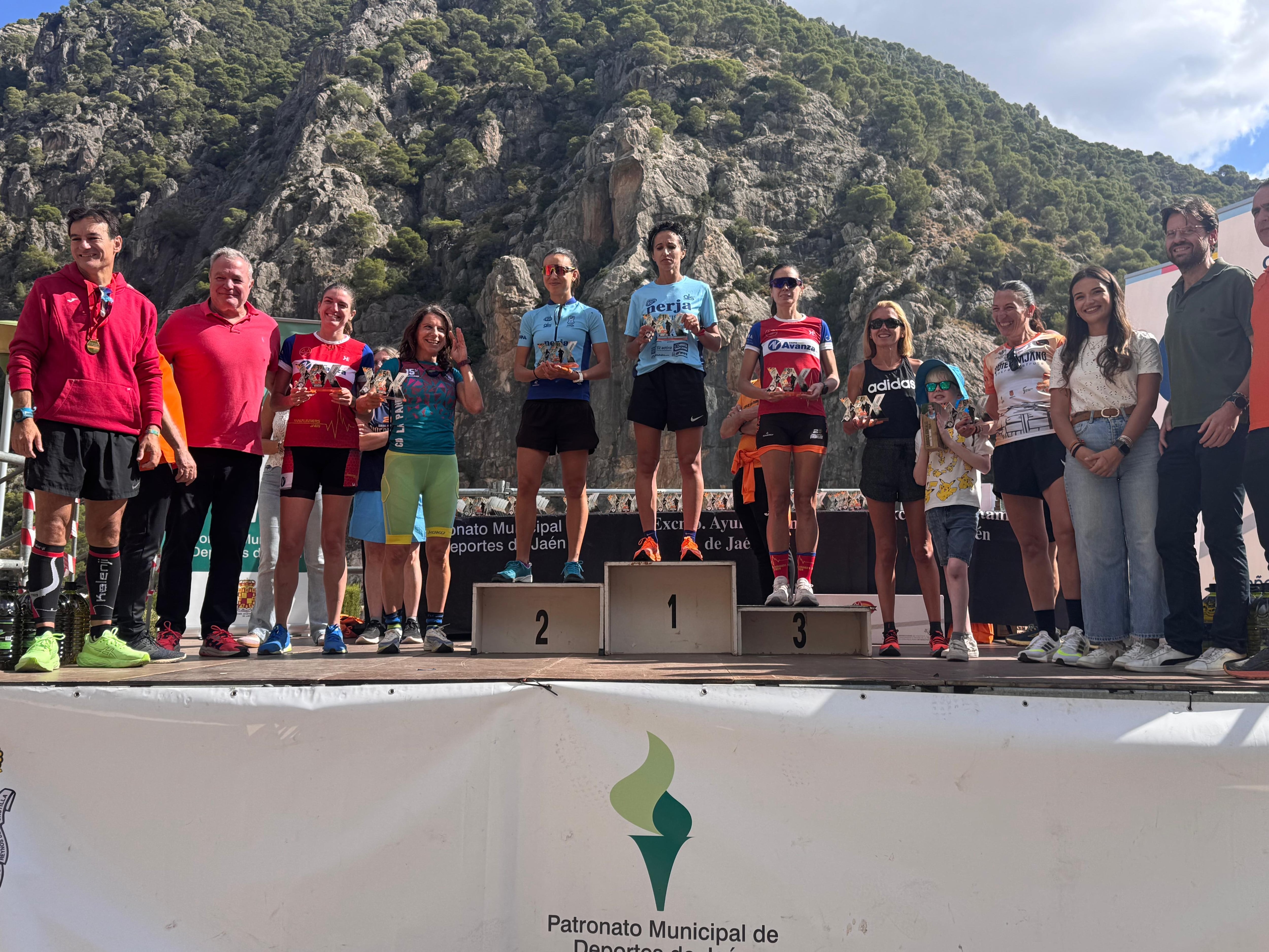 Nazha Machrouch, ganadora de la XX Subida al Pantano del Quiebrajano en mujeres. En el podio también Silvia Lara, su compañera del Nerja y Carmen Gila, del Trailrunners Avanza.