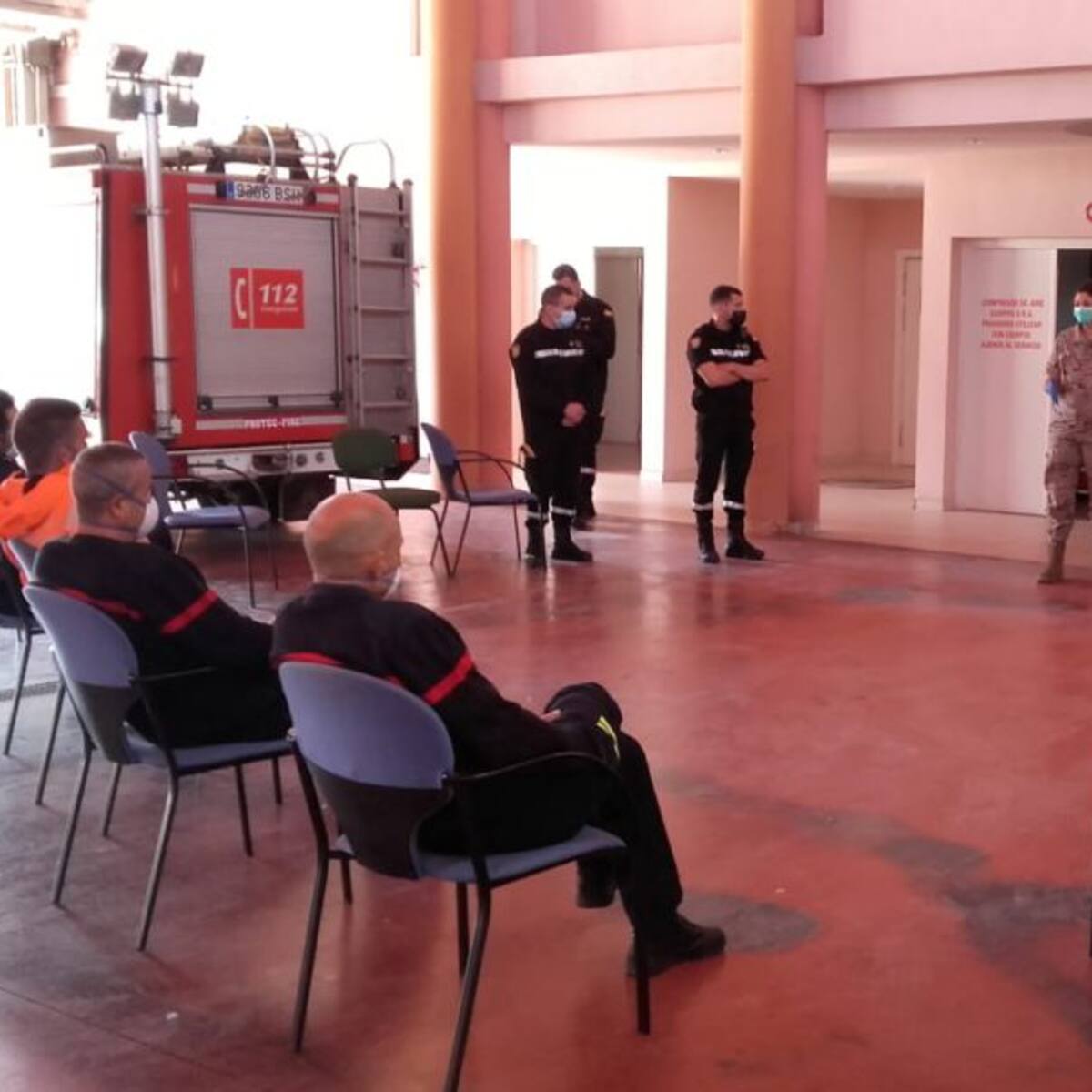 Bomberos aprenden a realizar labores de desinfección contra el Covid-19