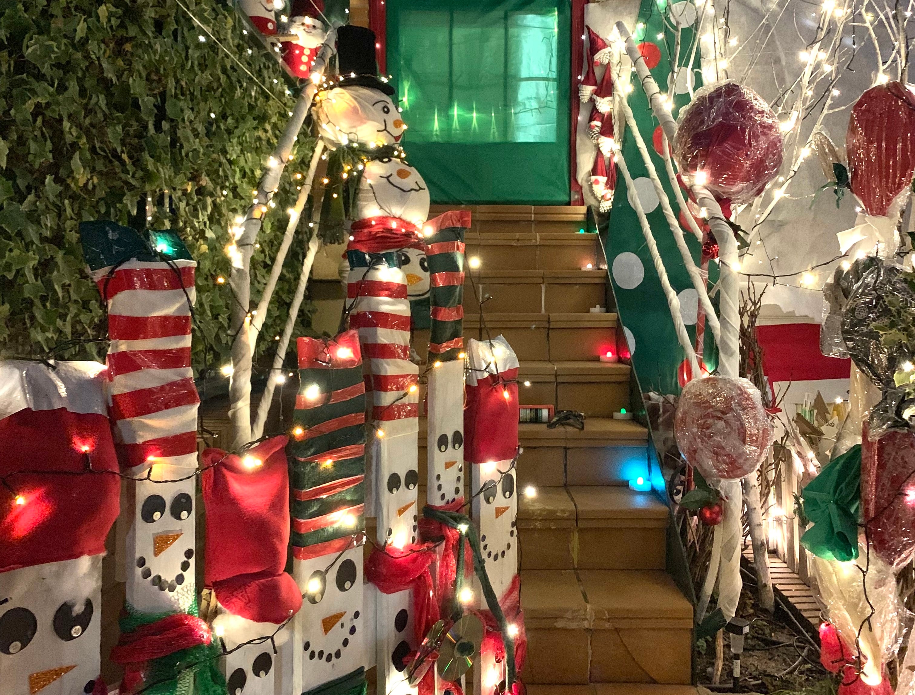 Decoración e iluminación navideña en una vivienda de Tres Cantos