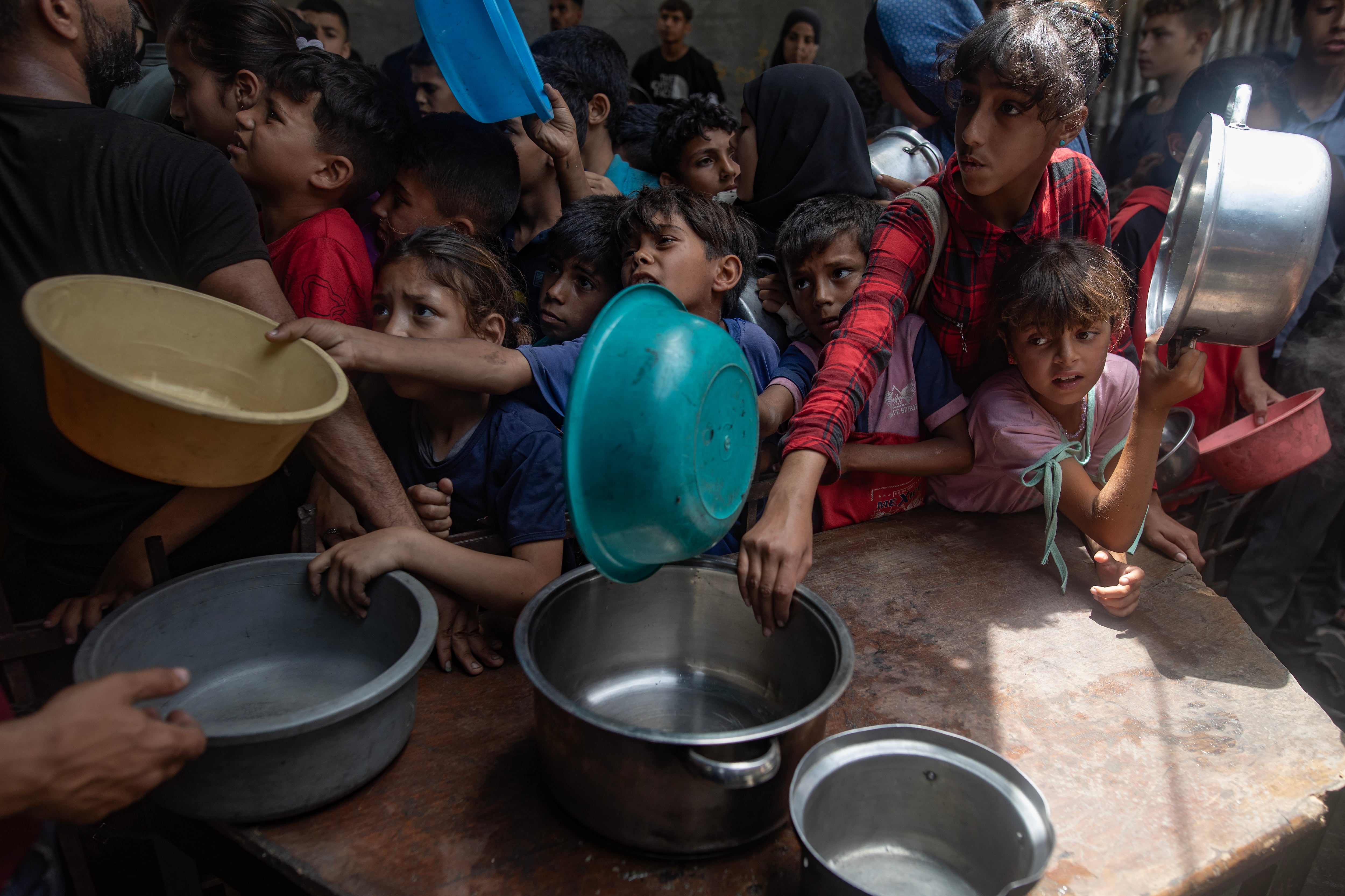 Niños hambrientos en Gaza. EFE/EPA/HAITHAM IMAD