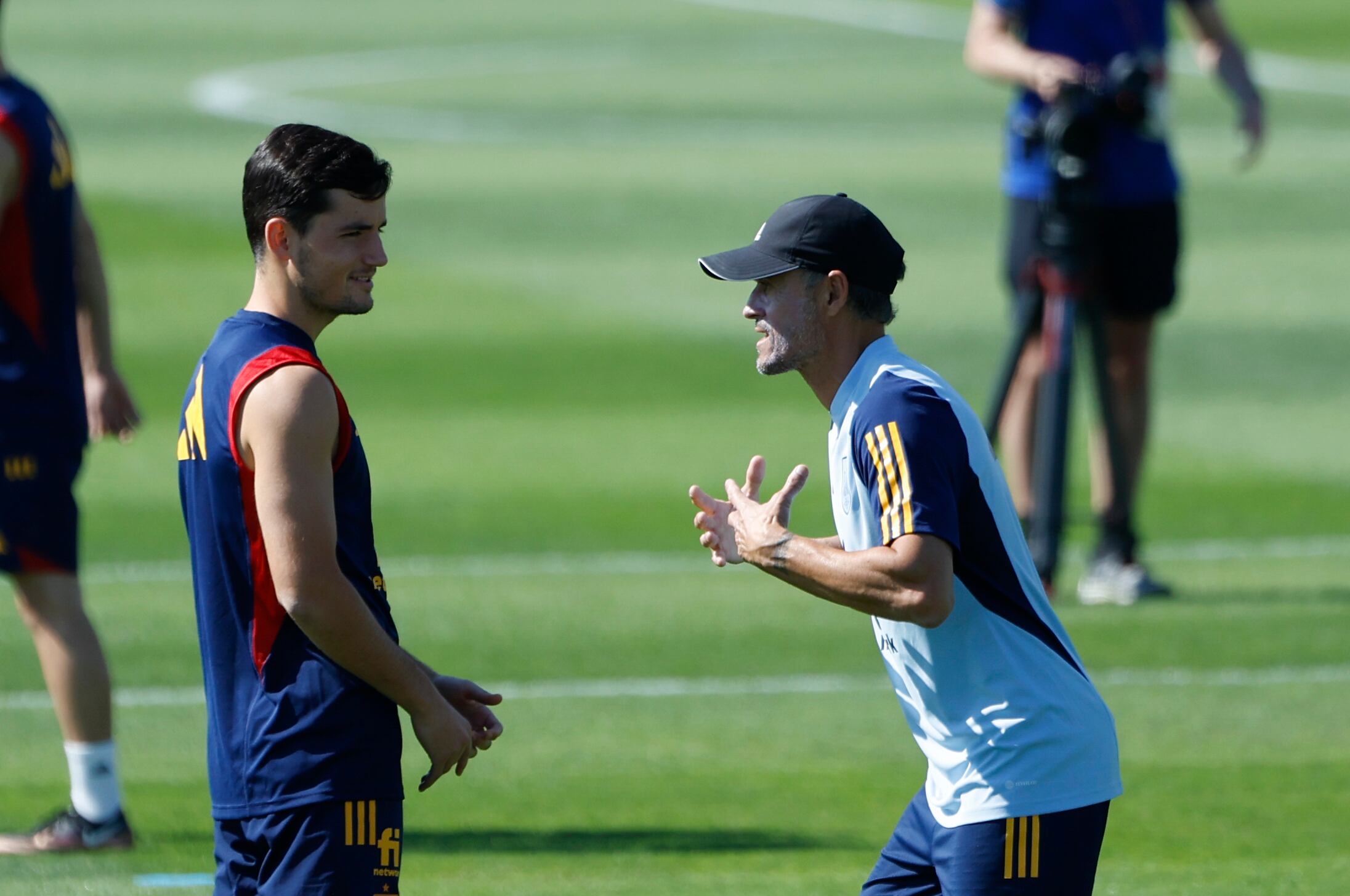 DOHA, 24/11/2022.- El seleccionador Luis Enrique (d) conversa con el central Hugo Guillamón (i) durante el entrenamiento de la selección española este jueves en las instalaciones de la Universidad de Catar para preparar su partido ante Alemania el próximo domingo correspondiente a la segunda jornada de la fase de grupos del Mundial de Qatar 2022. EFE/ JuanJo Martín
