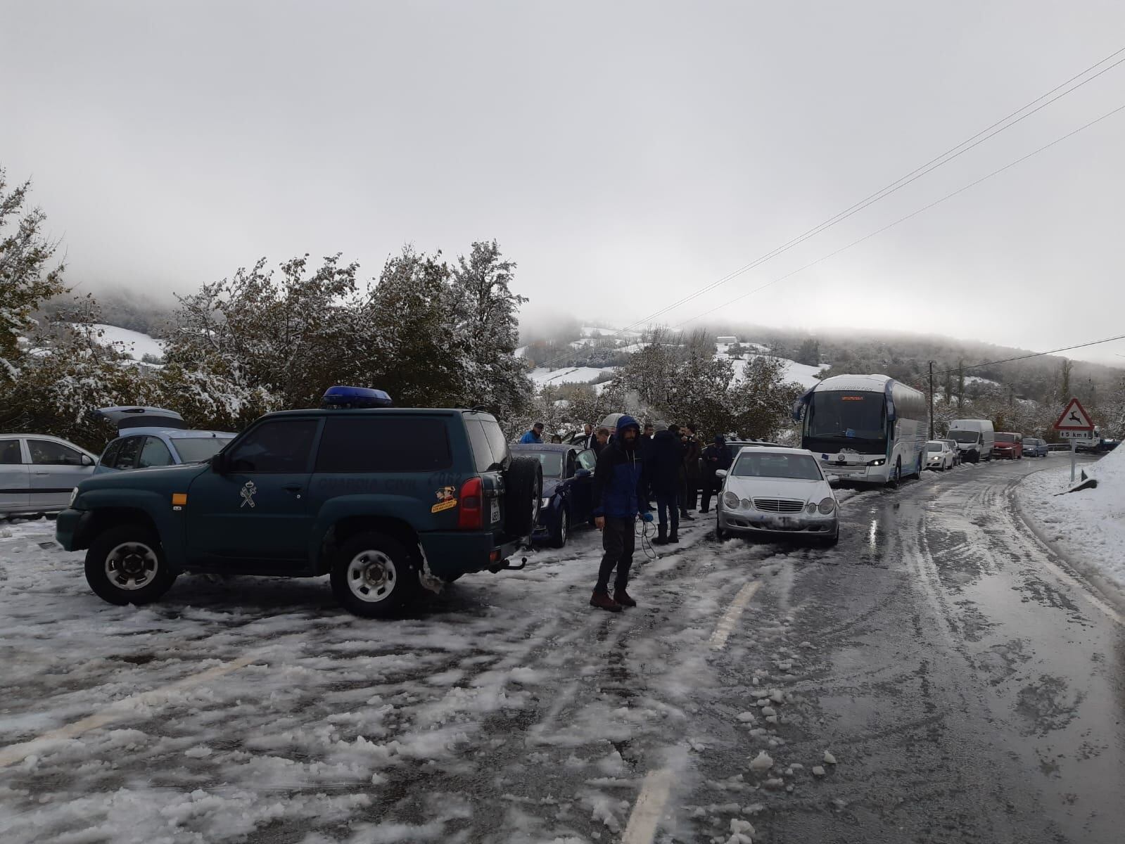 La Guardia Civil auxilia a un autobús que iba a una boda y quedaba bloqueado por la nieve en el Alto de Mezquíriz