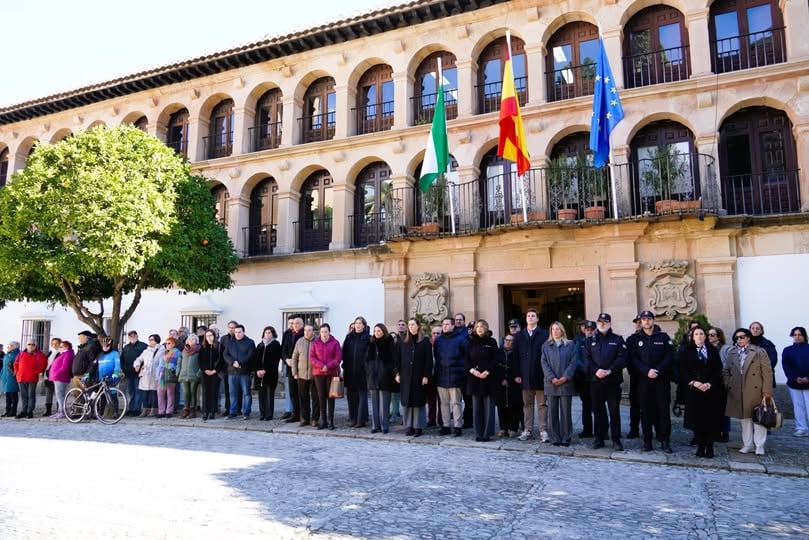 El minuto de silencio se ha guardado a las puertas del Ayuntamiento de Ronda.
