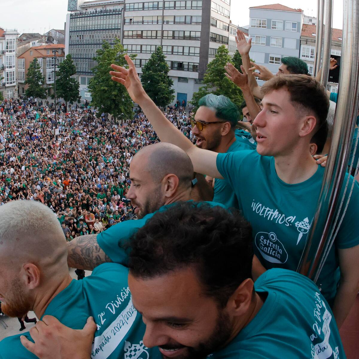 Multitudinaria fiesta en las calles de Ferrol para celebrar el ascenso del Racing