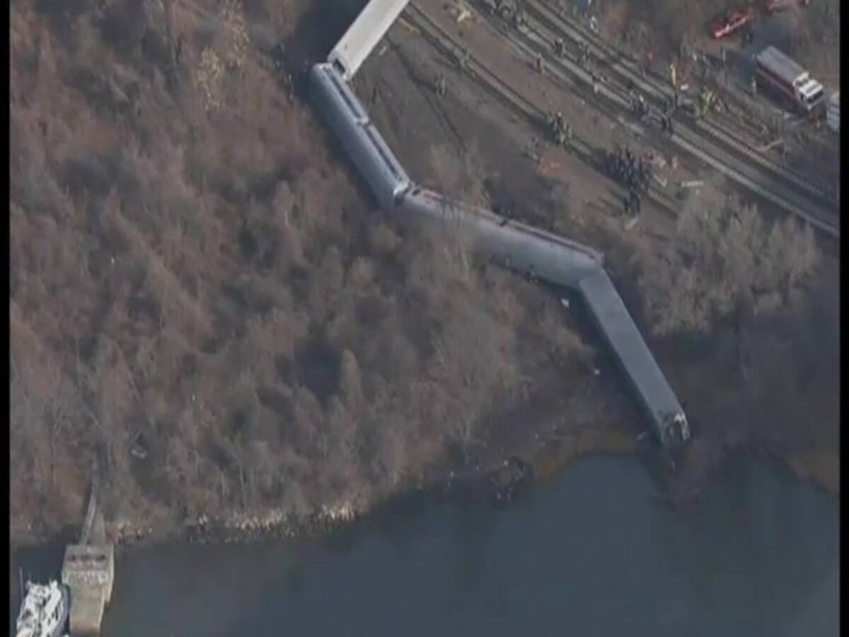 Al menos 4 muertos y 63 heridos al descarrilar un tren en Nueva York
