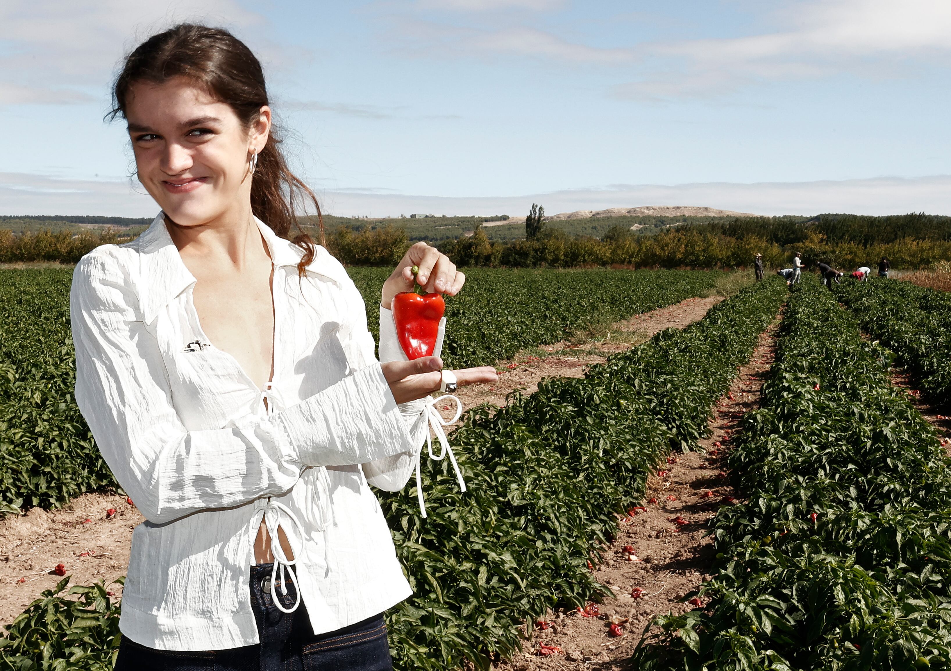 La cantante y compositora Amaia Romero, nacida en Pamplona aunque comparte lazos familiares con Lodosa, ha recogido este sábado en esta localidad navarra el premio Piquillo de Plata en un acto con el que se ha dado inicio a las XII Jornadas de la Exaltación de este producto gastronómico. La artista pamplonesa, junto a parte de su familia, ha acudido a su cita en una plantación de pimientos en la finca lodosana seleccionada este año para la entrega del galardón y posteriormente ha visitado el mercado tradicional en la plaza principal del municipio