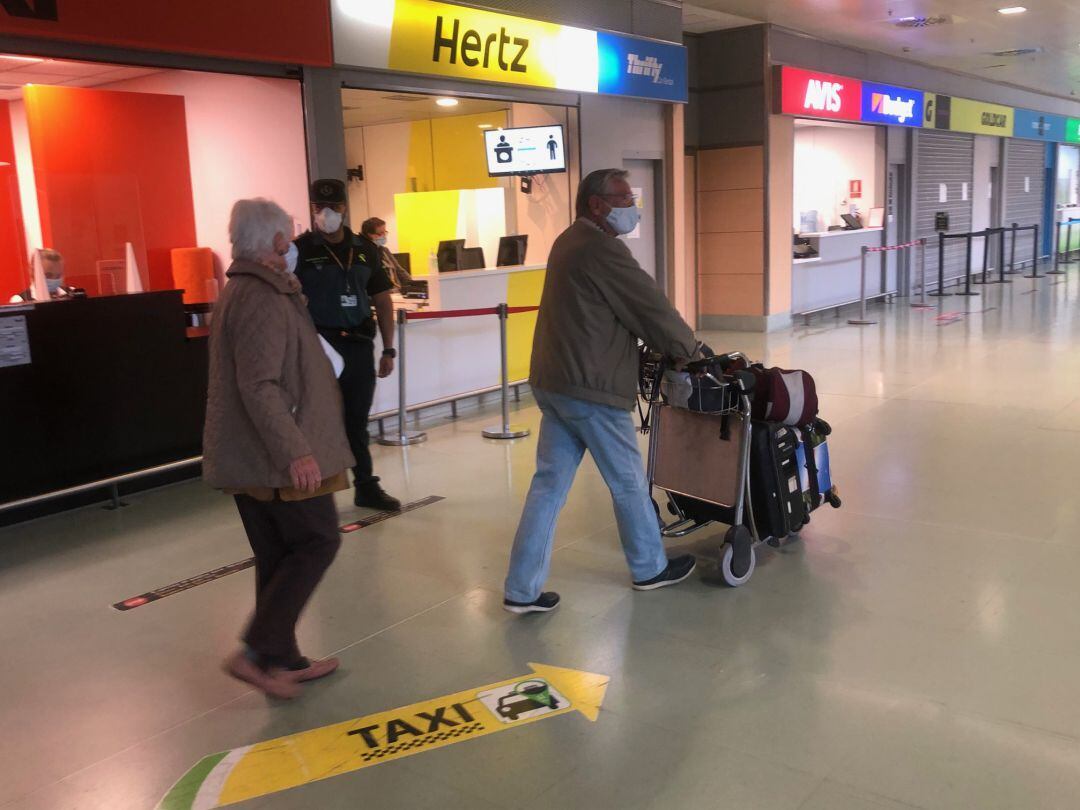 Turistas en el aeropuerto de Ibiza 