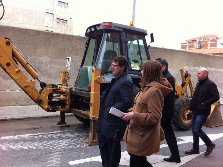 El Alcalde, Alfonso Fernández Mañueco, visitando las obras en la calle Salesas