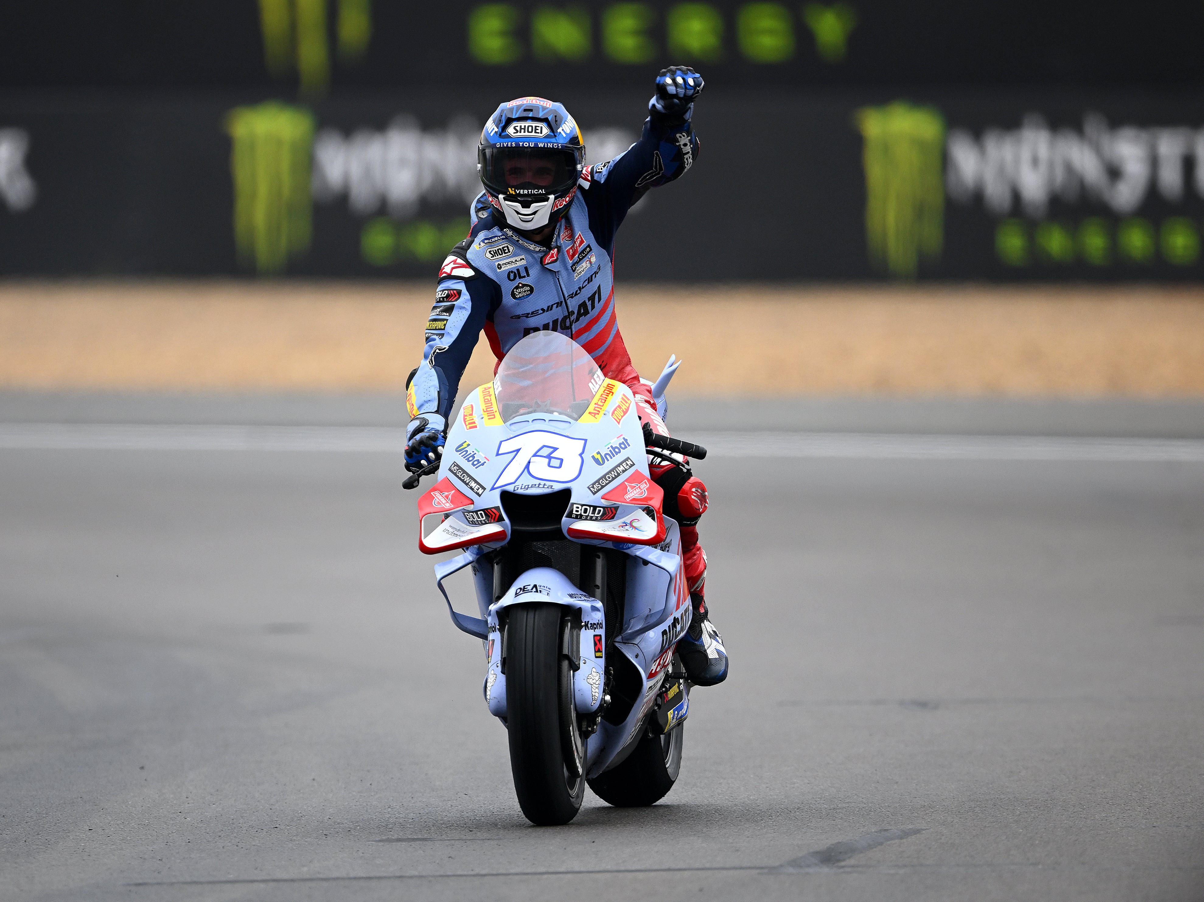 Alex Márquez celebra su primera victoria en MotoGP en la carrera sprint de Gran Bretaña