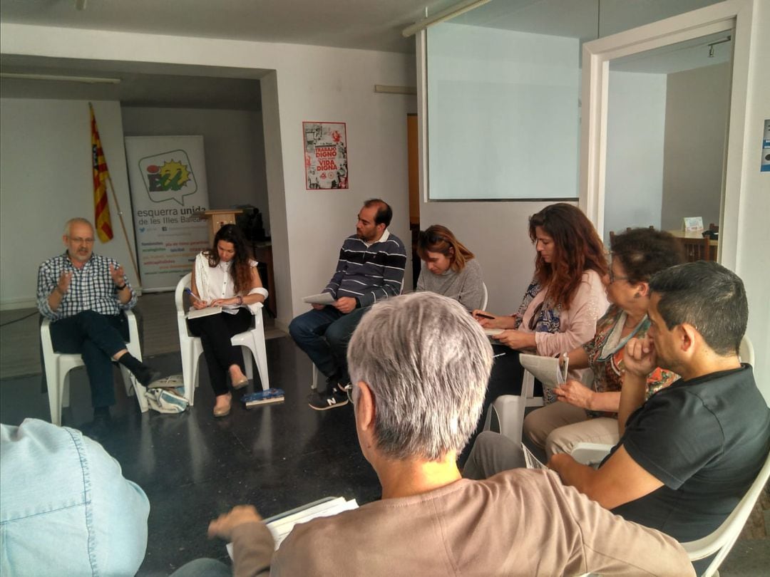 La seu d'Esquerra Unida a Maó va acollir una trobada per exposar el problema de les immatriculacions de l'església catòlica a l'Illa.