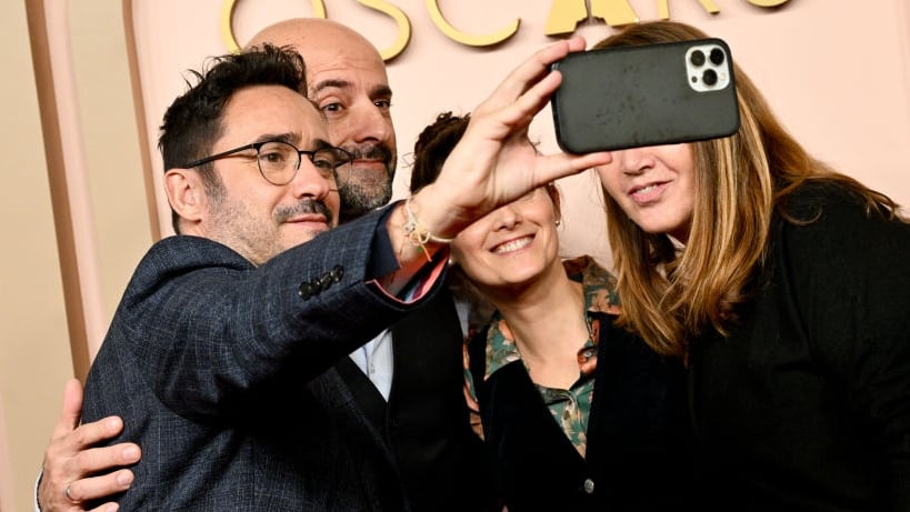 Juan Antonio Bayona, David Martí, Montse Ribé y Ana López-Puigcerver, en el almuerzo de los Óscar que reúne a todos los nominados en el Beverly Hilton un mes antes de la celebración de la entrega de los premios.