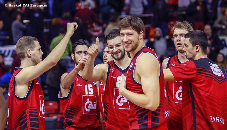 Los jugadores del CAI Zaragoza celebran la última victoria europea conseguida en el pabellón Príncipe Felipe