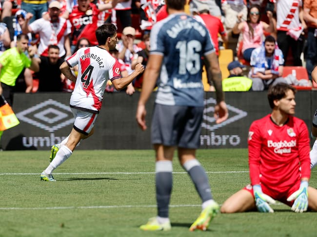 MADRID, 26/04/2026.- El delantero del Rayo Pedro Díaz (4) reacciona durante el partido de LaLiga entre el Rayo Vallecano y la Real Sociedad celebrado en el estadio de Vallecas enMadrid, este domingo. EFE/Mariscal