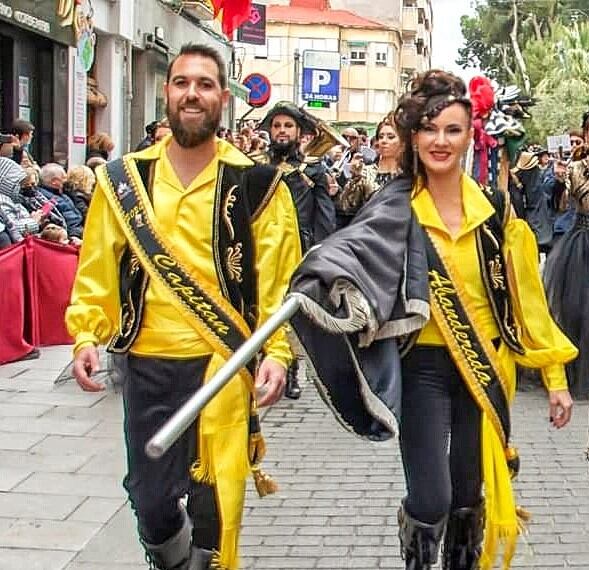 Laura y Jaime desfilando durante el "Fin de Semana Festero"