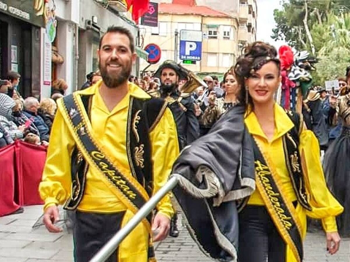 Laura y Carlos, abanderada y capitán de la comparsa de Piratas: “La vida pirata es la vida mejor”