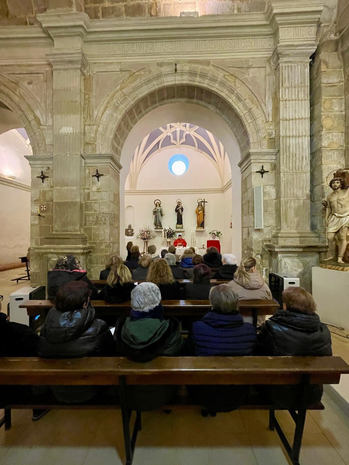 Las mujeres de Laluenga han rezado y cantado en la iglesia a Santa Águeda las coplillas y el romance