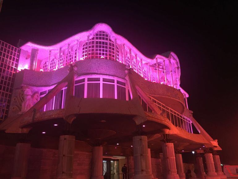 La Asamblea Regional, anoche, iluminada del color lila, símbolo de la lucha por la igualdad de la mujer.