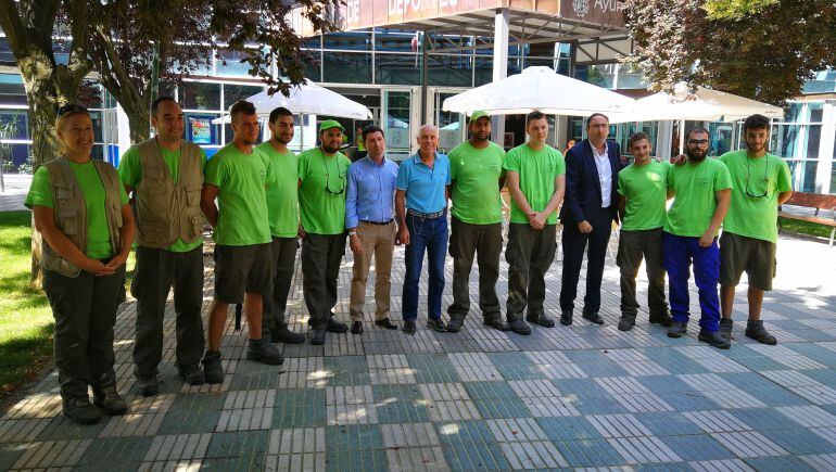 Los jóvenes que participan en el Programa Mixto, sus monitores; el Delegado Territorial de la Junta, Luis Domingo González y el Alcalde de Palencia, Alfonso Polanco