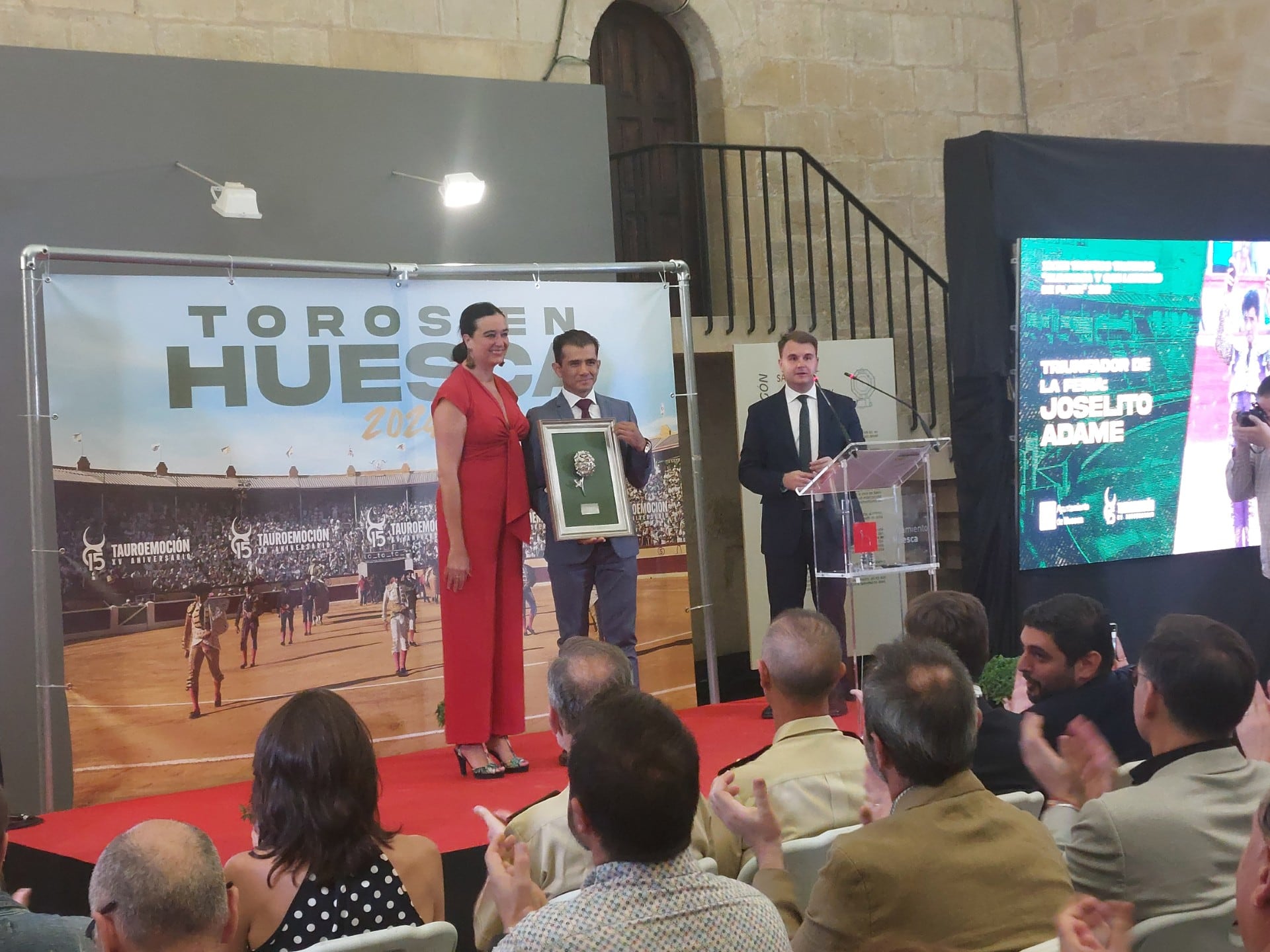 Joselito Adame recibe el trofeo de triunfador de la Feria Taurina de 2023 de manos de Lorena Orduna