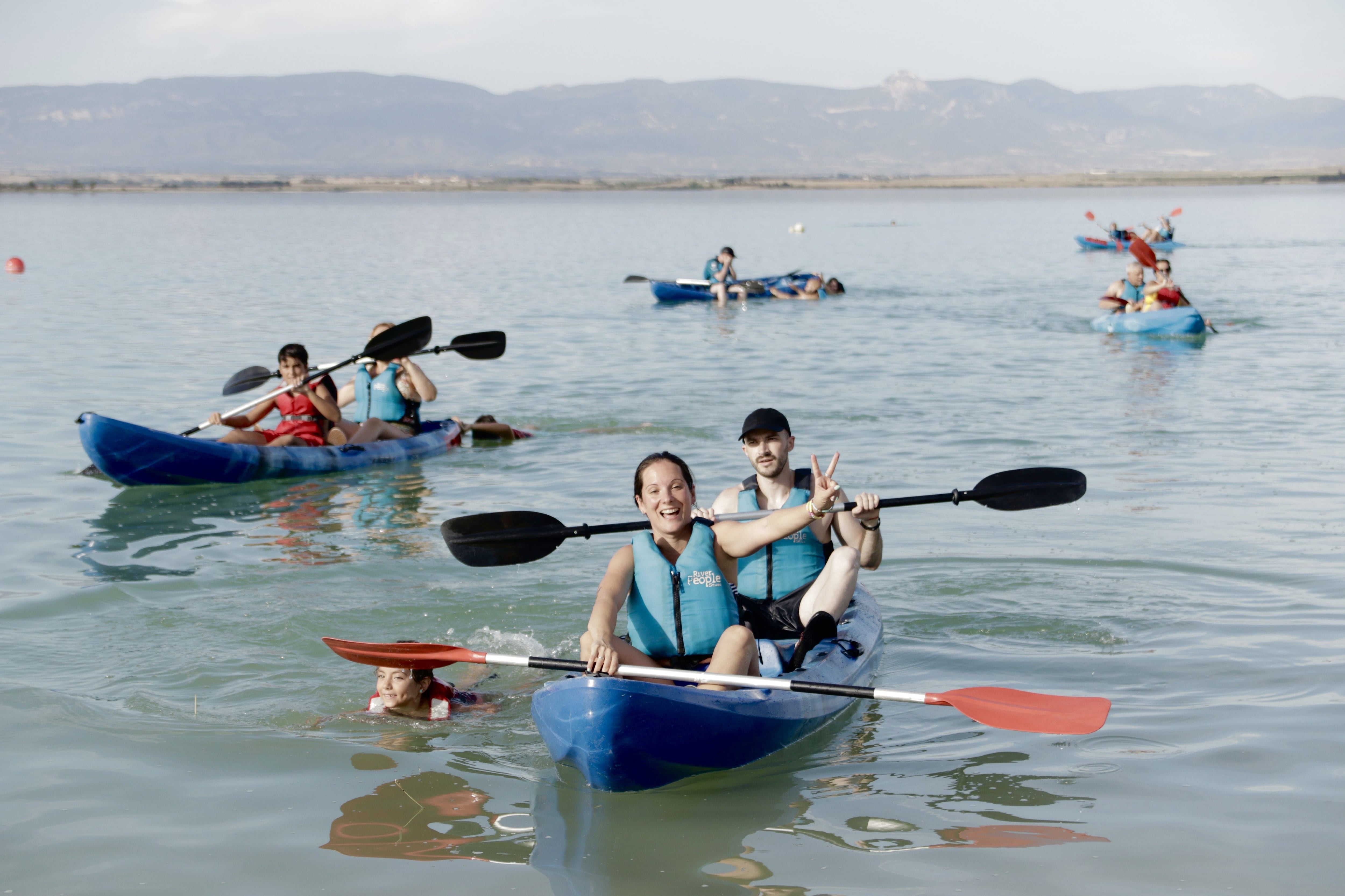 Padres e hijos recorrieron en kayac La Sotonera