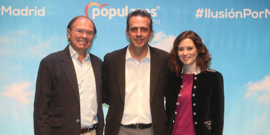 El alcalde de Cobeña, Jorge Amatos, posa con Isabel Díaz Ayuso y Pío García Escudero