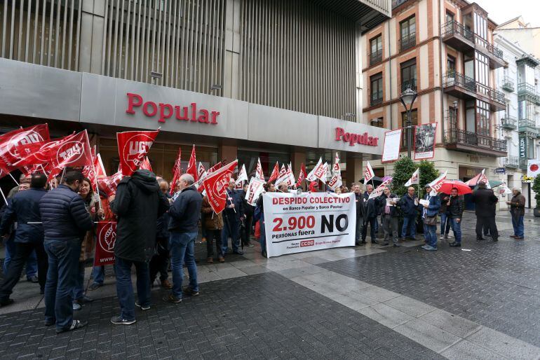 Concentración frente a la sede del Banco Popular en Valladolid