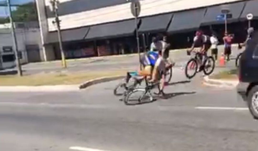 El ciclista que casi es atropellado en Brasil