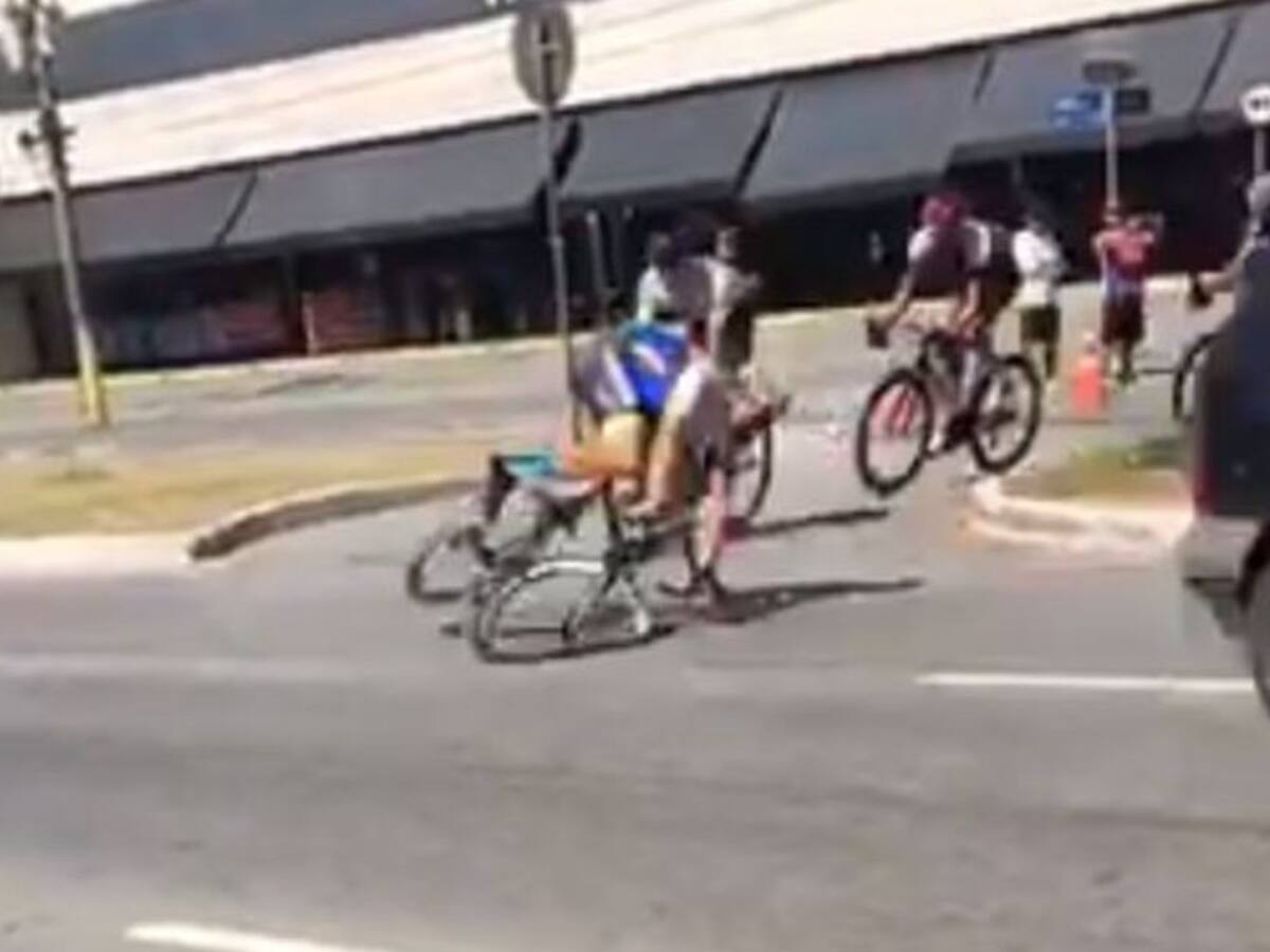 Un ciclista se salva de un atropello milagrosamente en una carrera en Brasil