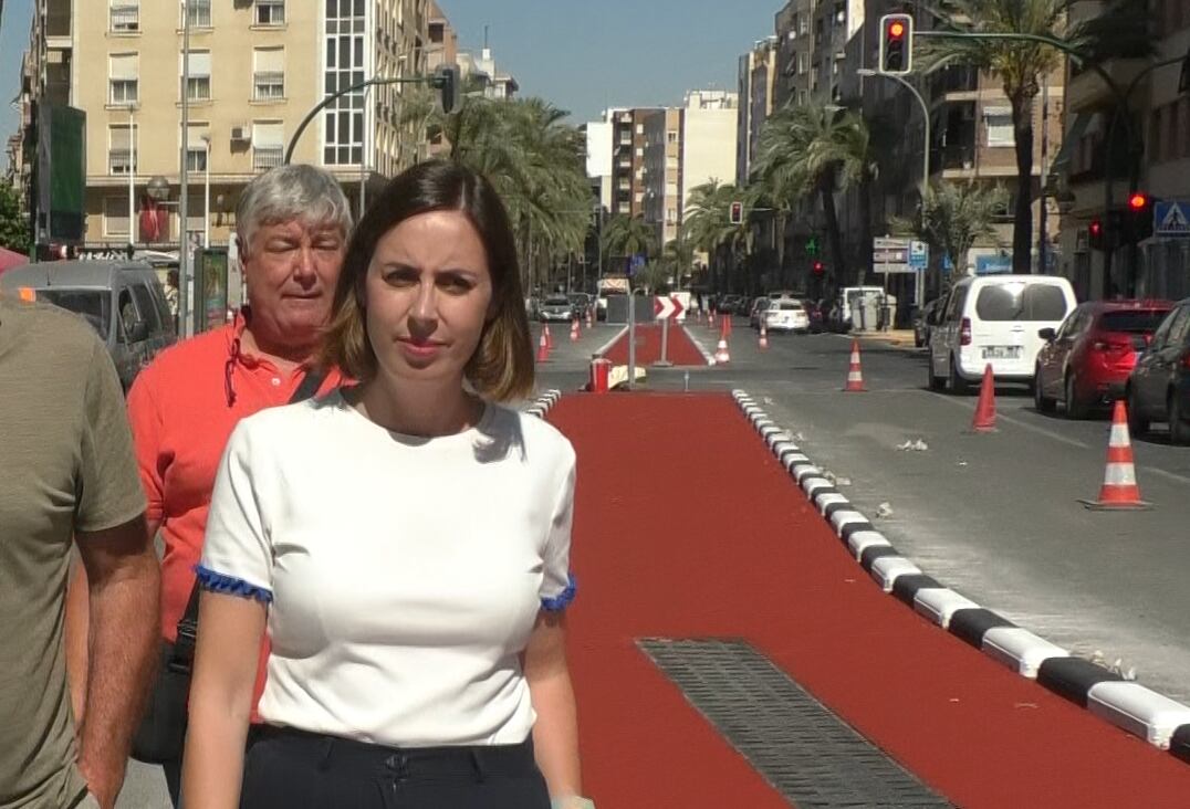 Esther Díez visitando las obras del carril bici en Pedro Juan Perpiñán