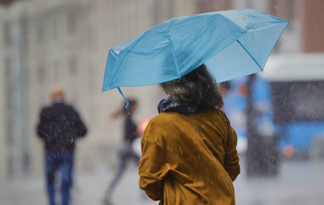 Una persona camina en una jornada marcada por las lluvias y la bajada de temperaturas (Archivo)