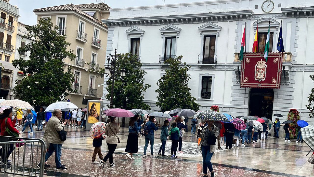 Colas en la Plaza del Carmen para ver a la Tarasca dentro del Ayuntamiento. La procesión de la Pública del Corpus se ha suspendido por la lluvia