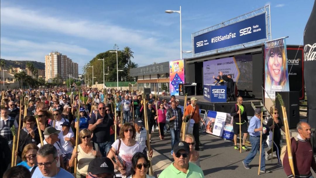 Los miles de romeros que han participado en la peregrina han pasado por delante del set de Radio Alicante, situado en la avenida Denia.