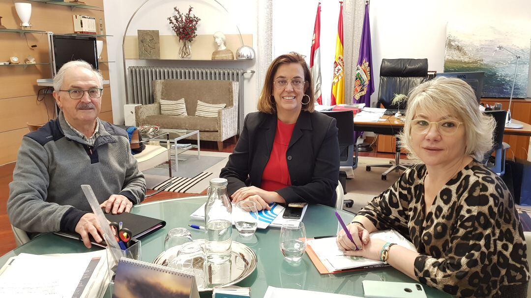 La presidenta de la Diputación, Ángeles Armisén, y la diputada y alcaldesa de Aguilar, María José Ortega, reciben al responsable de la Junta Vecinal de Mave (Palencia)